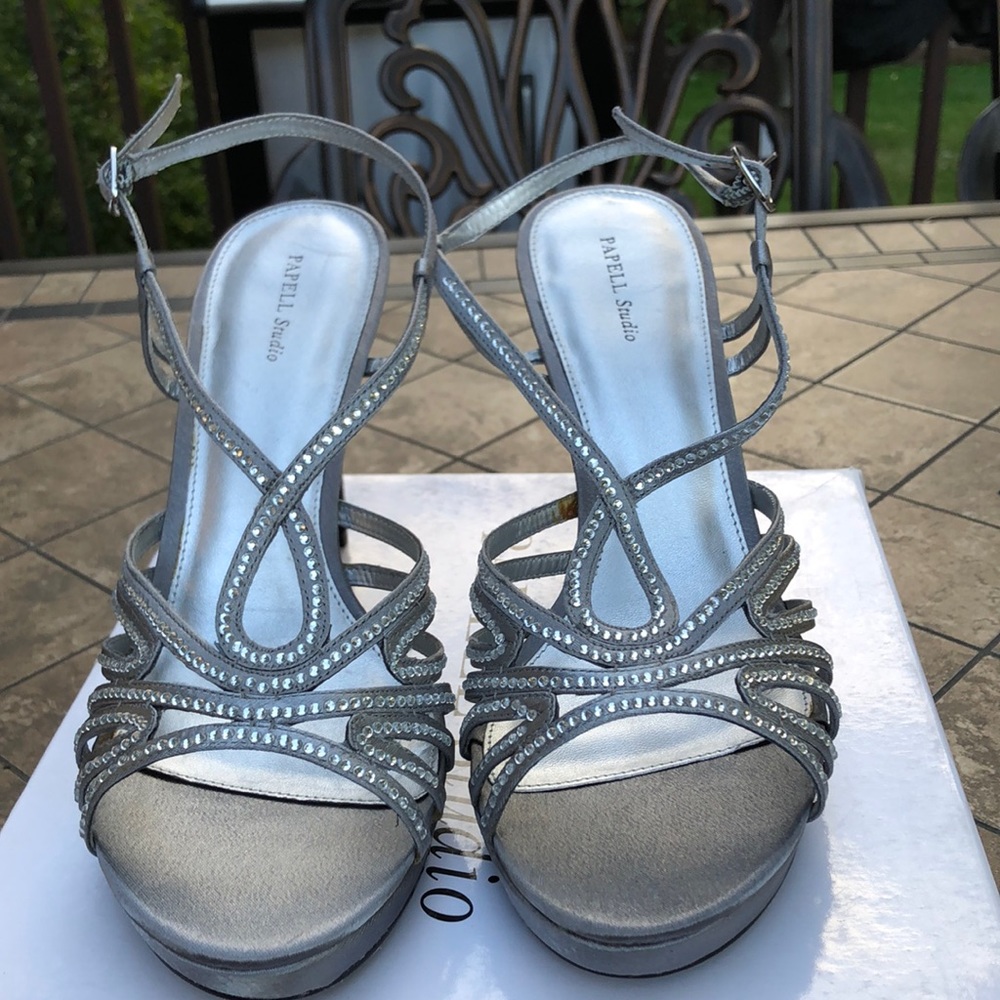 “Papell Studio” rhinestone & silver strappy satin platform heels -size 10 - NWT